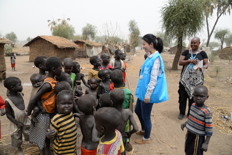 La oficial de comunicaciones del ACNUR, Eujin Byun, habla con niños refugiados en un campamento en Sudán del Sur.  