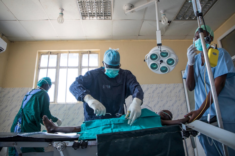 El Dr. Atar opera a un joven refugiado sudanés en el hospital de Bunj (Sudán del Sur).