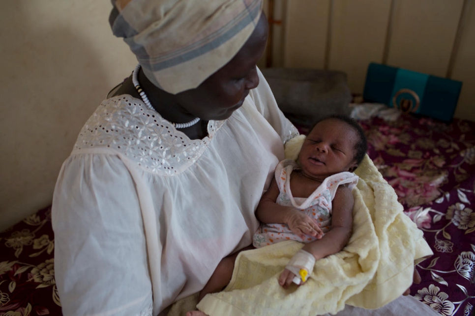 La refugiada sudanesa Gisma Al Amin se sienta con su bebé recién nacido en la sala de maternidad del Hospital Bunj en el condado de Maban, Sudán del Sur. La sala de maternidad tiene ocho camas, pero puede acomodar hasta 20 casos si es necesario. 