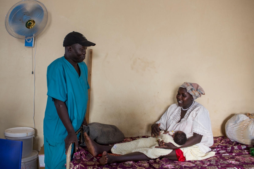 El Dr. Evan Atar Adaha habla con Gisma Al Amin, una paciente de Sudán, en la sala de maternidad del Hospital Bunj en el condado de Maban, Sudán del Sur. 