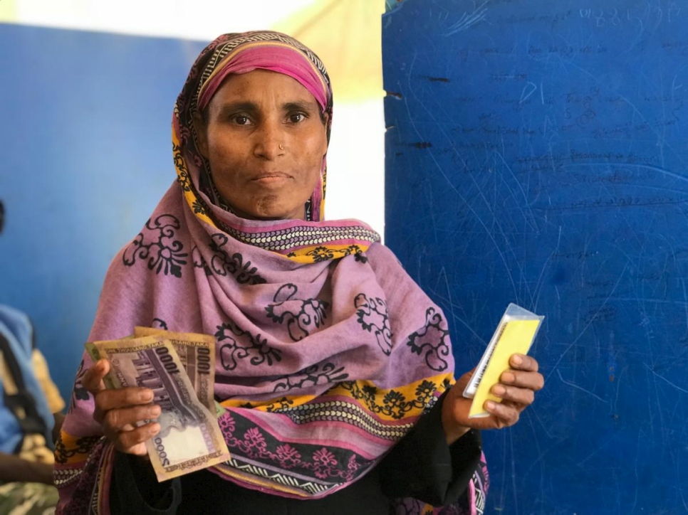 Samuda, refugiada rohingya y madre soltera de 35 años, recibe asistencia en efectivo de ACNUR en Bangladesh, en abril de 2018. Dice: "Lo primero que haré es pagar nuestras deudas y después usaremos este dinero para comprar comida".  