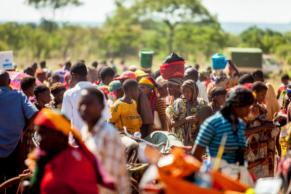 Tanto los refugiados de Burundi como las personas de la comunidad local acuden una vez a la semana al mercado afuera del campamento de refugiados de Nduta, en Tanzania. 