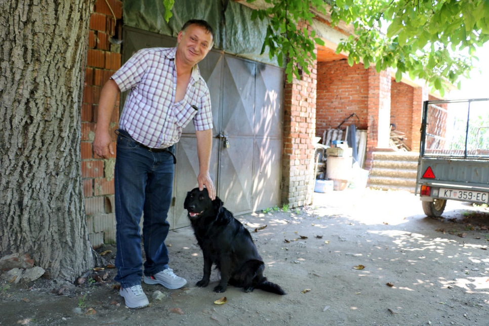 Bedri Hoti y su perro Lux en su casa de Novska, en Croacia. A pesar de haber pasado casi toda su vida en Croacia, las autoridades no le reconocieron el derecho a vivir en el país. 