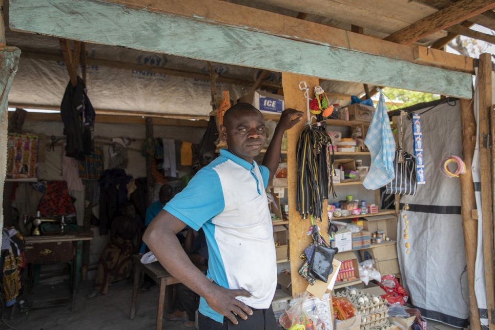 Frederick, de 44 años, tiene una tienda para apoyar a su esposa y sus cinco hijos en Mantapala. 