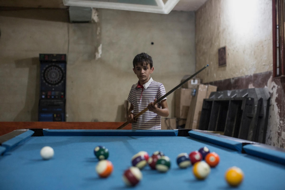 Zain juega billar en Beirut, Líbano. 