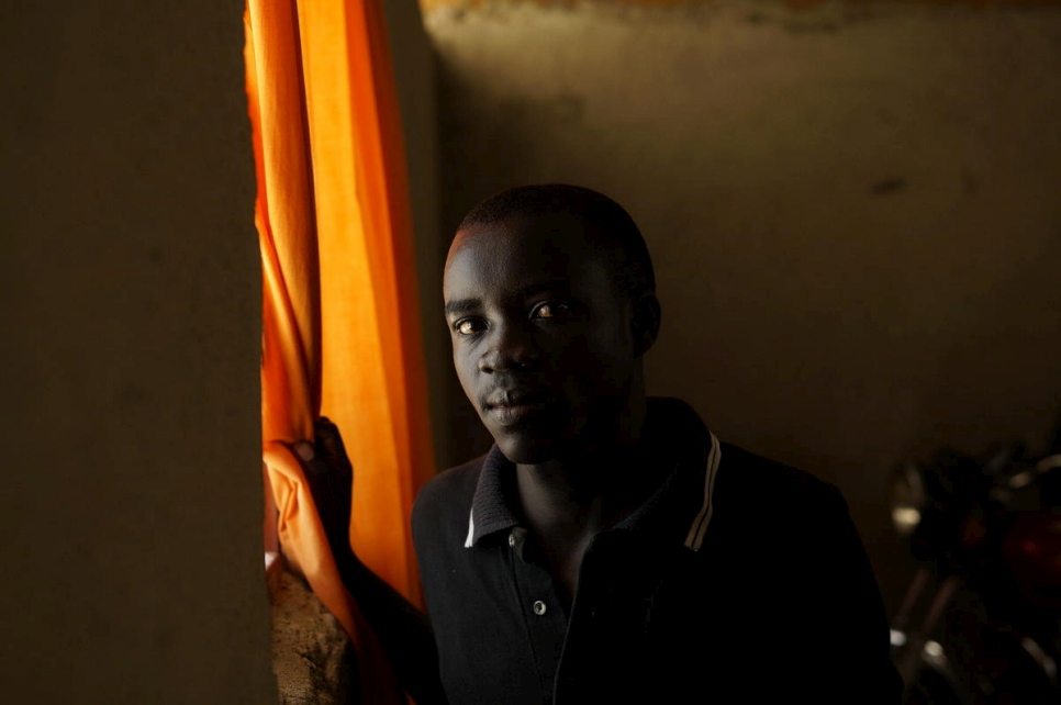 Richard Maliamungu, de 23 años, espera abrir un negocio de venta de teléfonos móviles a otros refugiados como él. 