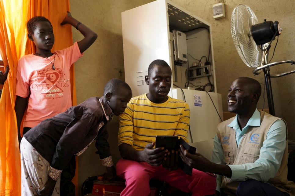 El refugiado de Sudán del Sur Peter Batali dirige una iniciativa comunitaria que ayuda a los jóvenes ugandeses a acceder a plataformas de aprendizaje en línea. Uganda permite a los refugiados trabajar, iniciar negocios y poseer propiedades. 