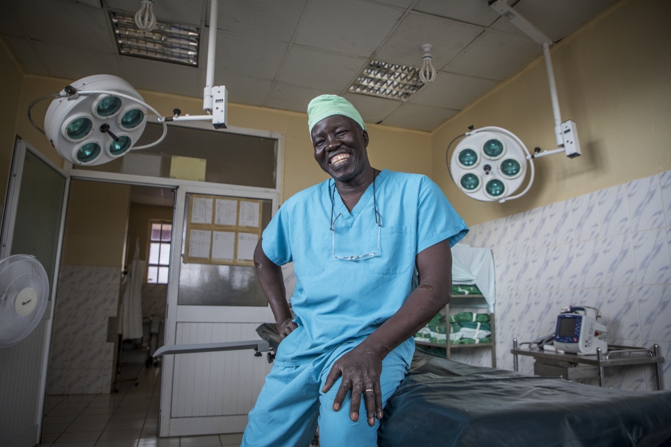 El Dr. Evan Atar Adaha en el quirófano de su hospital en Bunj, en una de las zonas más aisladas e inseguras de Sudán del Sur.