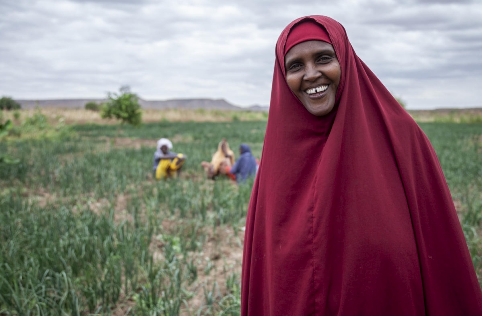 La agricultora refugiada Kaha Abdula junto a los cultivos en Melkadida, Etiopía.