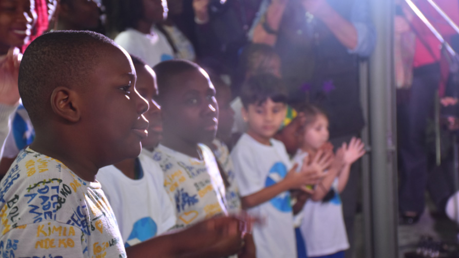 El coro infantil "Somos Iguales" presentó dos canciones durante el evento de revitalización del CIC del Inmigrante, en la zona oeste de la ciudad de São Paulo. 