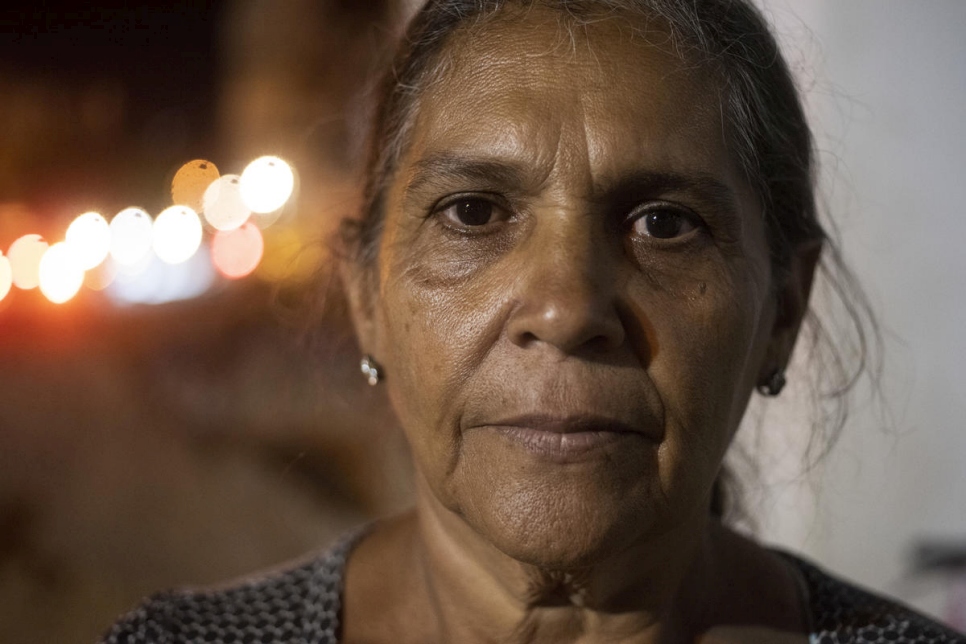 La abuela venezolana, Liliana Paz, ha dormido durante los últimos tres meses en cajas de cartón aplanadas en un estacionamiento en Maicao, Colombia, junto a su nieto de 10 años, Gleiber. 