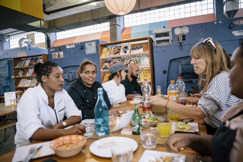 El equipo almuerza en el restaurante A Beautiful Mess, situado en lo que fue la lavandería de la antigua prisión de Amsterdam.  