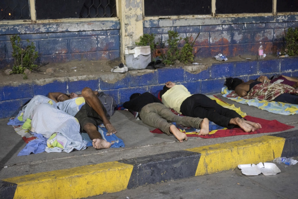 Personas refugiadas y migrantes venezolanas duermen frente a la terminal de autobuses en Maicao, Colombia. Las condiciones son altamente inseguras y se han dado robos, asaltos y violaciones en contra de los migrantes y refugiados. 