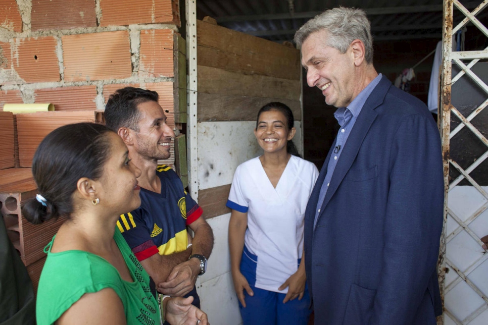 El Alto Comisionado, Filippo Grandi, que visitó a una familia venezolana en Las Delicias, Cúcuta, acogidas por familias colombianas que fueron desplazadas por el conflicto armado.  