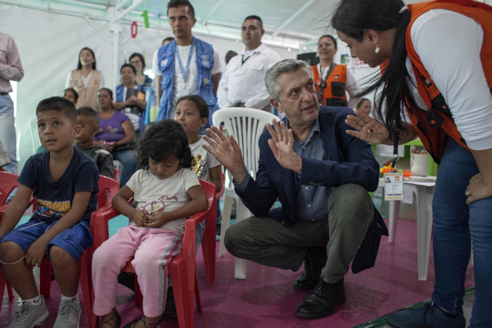 El Alto Comisionado, Filippo Grandi, visitó el Puente Internacional Simón Bolívar y sus instalaciones, donde ACNUR apoya un área de cuidado infantil. 