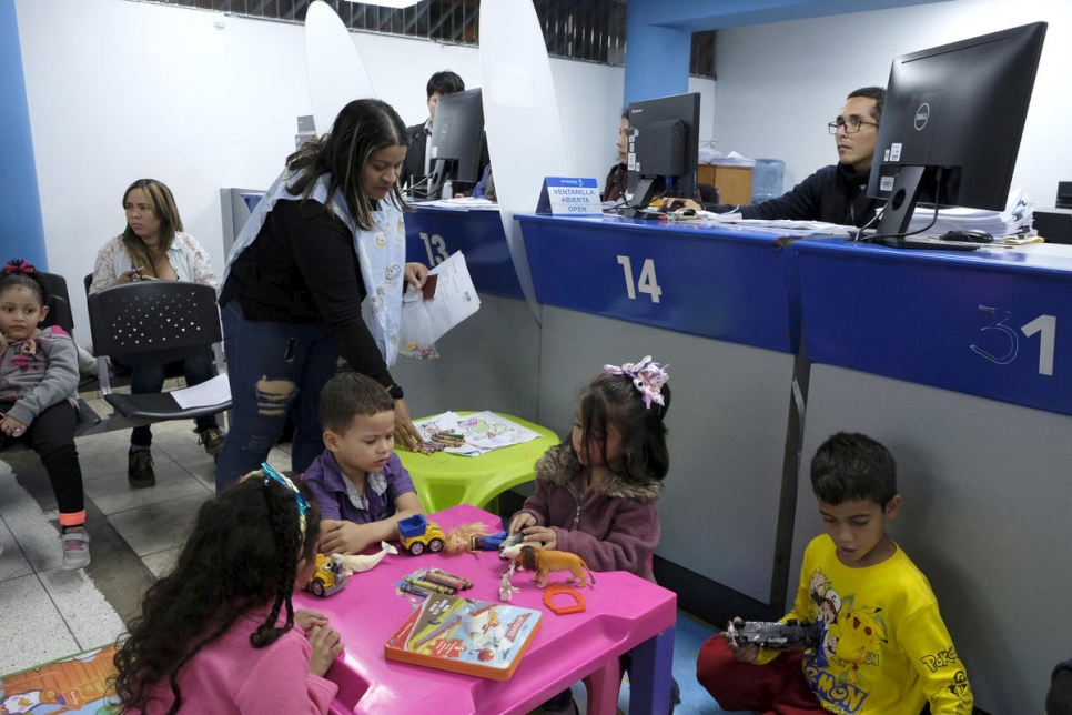 La oficina de Migraciones en Lima está abierta las 24 horas del día para asistir a miles de venezolanos que buscan obtener un Permiso Temporal de Permanencia. 