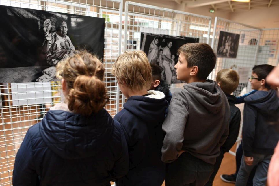 Los alumnos del Collège Octave Mirbeau en Trévières ven la exposición fotográfica de ACNUR "Lo más importante", instalada en la escuela. 