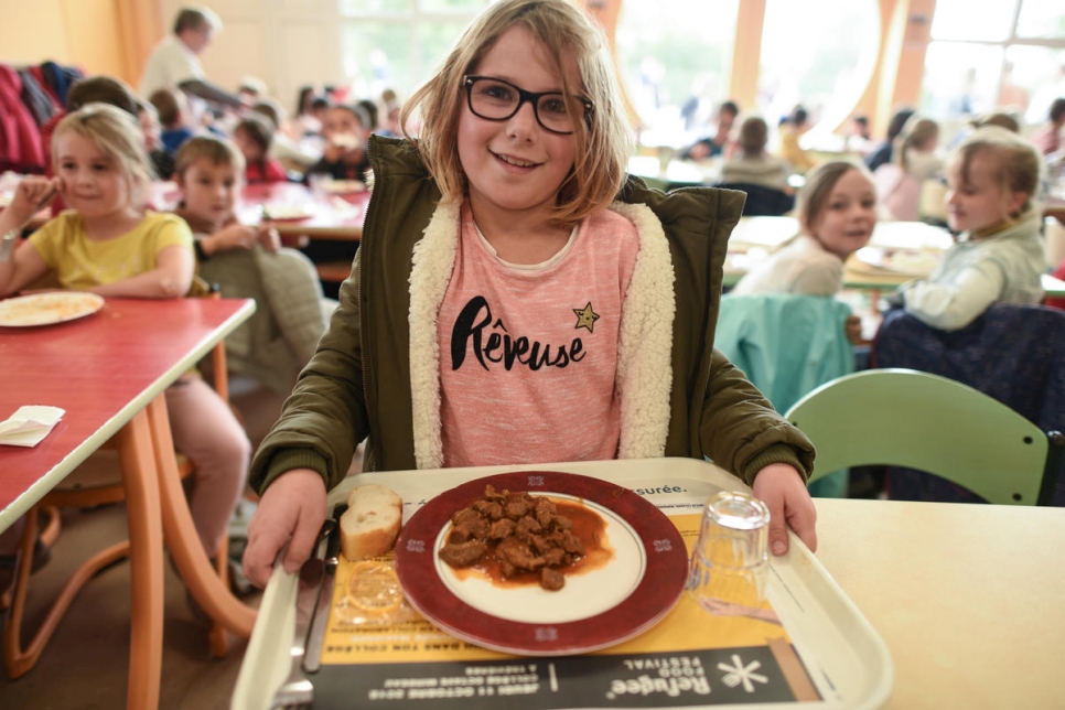 Los alumnos del Collège Octave Mirbeau en la ciudad de Trévières, en el noroeste de Francia, disfrutan de un almuerzo de Oriente Medio preparado por la chef iraquí Maryam Hani.