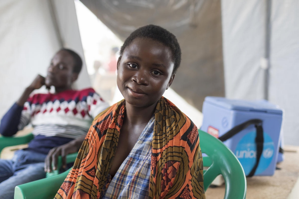 Agnes Manda, de 18 años, miembro de la comunidad de acogida de Zambia, espera un chequeo en la clínica administrada por ACNUR, UNICEF y Médicos Sin Fronteras en el asentamiento de Mantapala. 