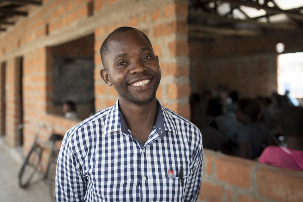 Christopher Mukapa, de 30 años, es el director de la escuela en el asentamiento de Mantapala. Él dice que los estudiantes de Zambia están ayudando a integrar a sus compañeros de clase congoleños.