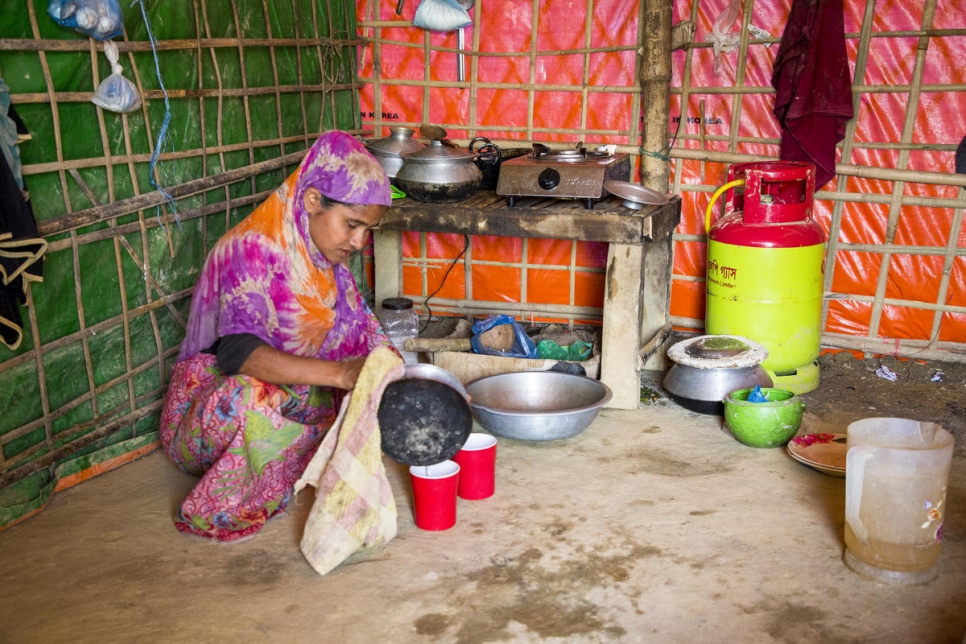 Monowara prepara la comida para su familia en la cocina de gas. ACNUR ha lanzado un programa para distribuir gas licuado del petróleo (GLP) y cocinas de gas eficaces desde el punto de vista energético a más de 200.000 hogares rohingya. 
