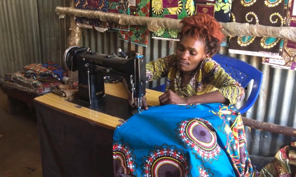 Hota cose un vestido en su tienda en el campamento de Kakuma en Kenia, donde emplea a otras siete refugiadas. 