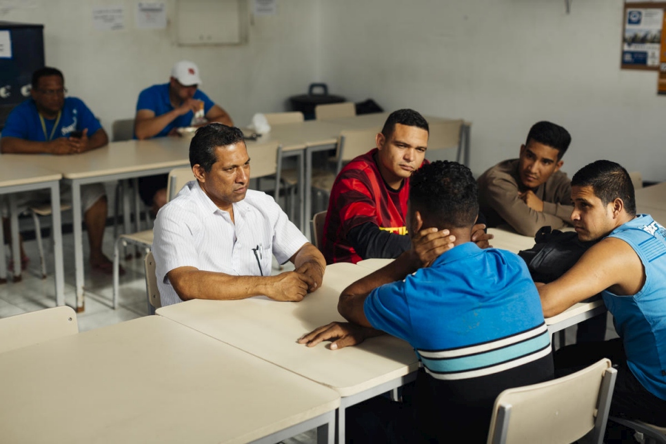 González hablando con un grupo de residentes del Centro Transitorio de Acogida (CTA) de São Paulo.