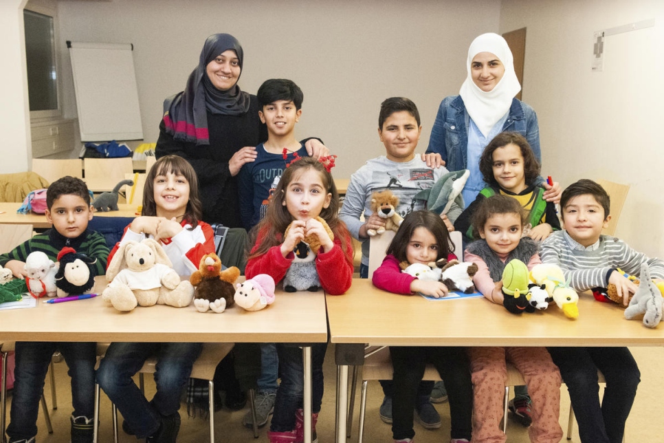 Clase de lengua árabe de Widad Alghamian, con el objetivo de que niños y niñas refugiados no olviden su propia cultura al tiempo que se integran en Austria. 