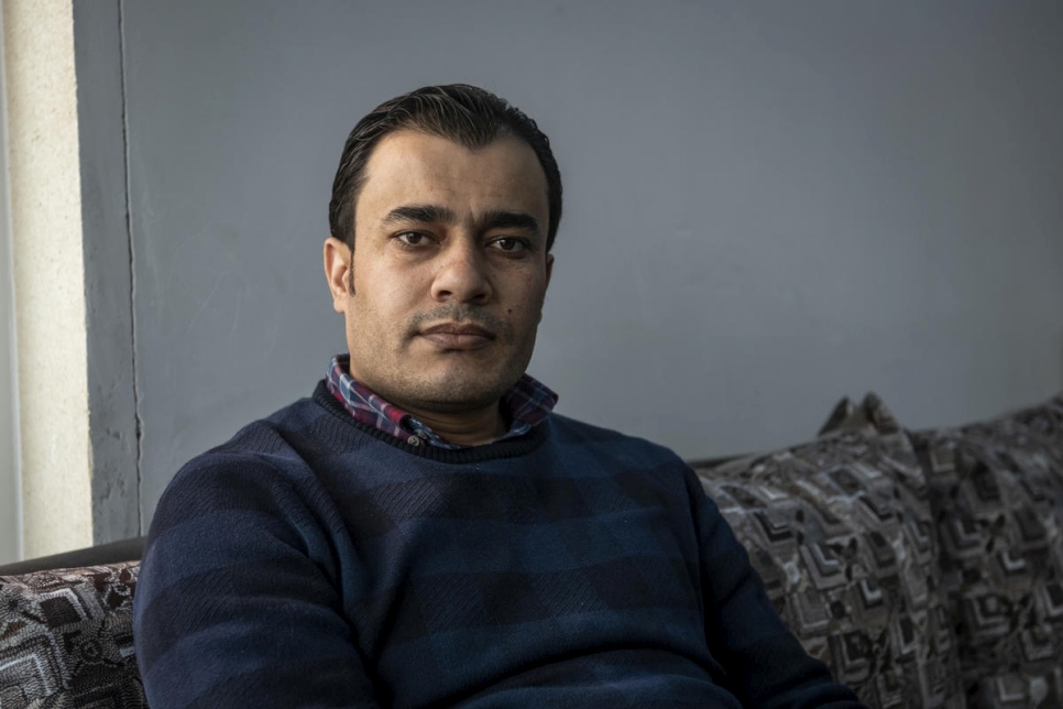 El Dr. Mohammed Issa, de 33 años, de Al-Hasakah, al norte de Siria, se relaja en su casa en Erbil, capital de la región de Kurdistán Iraquí, después de un largo día visitando pacientes. 