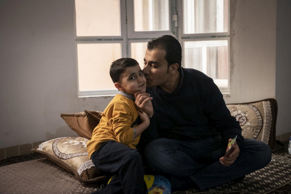 Mohammed Issa ayuda a su hijo Issa de cinco años con su tarea de inglés en su casa en Erbil, la capital de la región de Kurdistán Iraquí. 