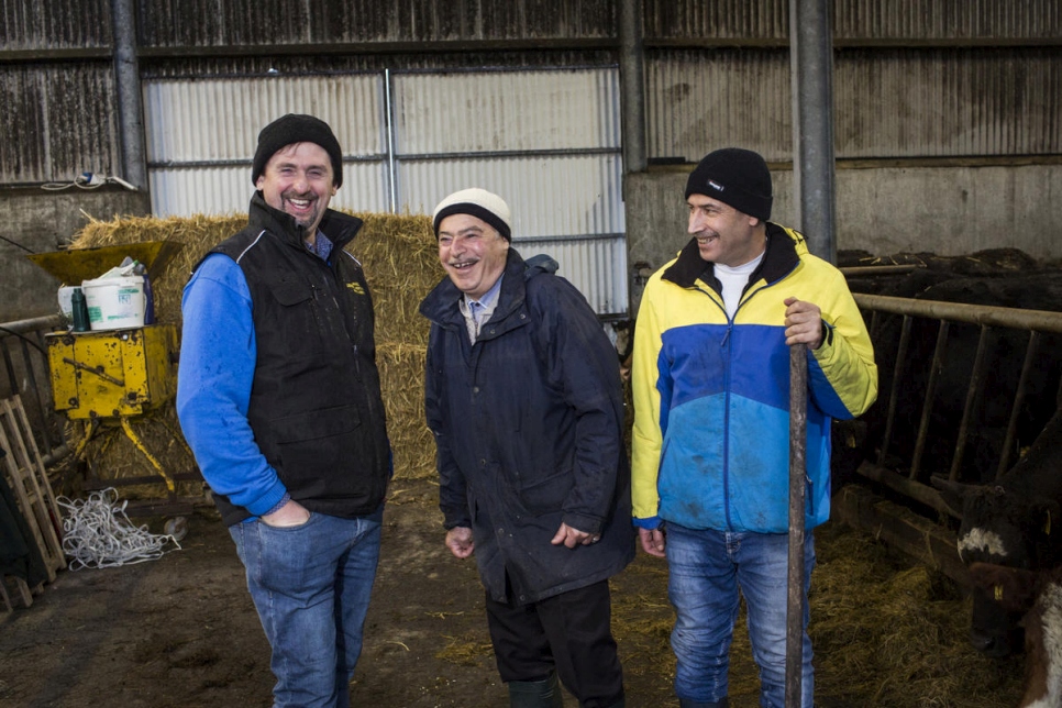 El granjero irlandés Oliver trabaja con Abdulhadi, de 72 años, y Faisal, de 45, en su granja del Condado de Mayo. 