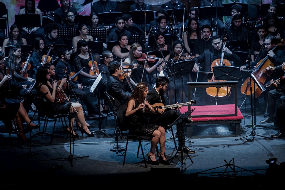 Los jóvenes músicos y refugiados sirios Maher Bajjour y Georget Albshara realizaron una intervención especial de música tradicional del Medio Oriente.