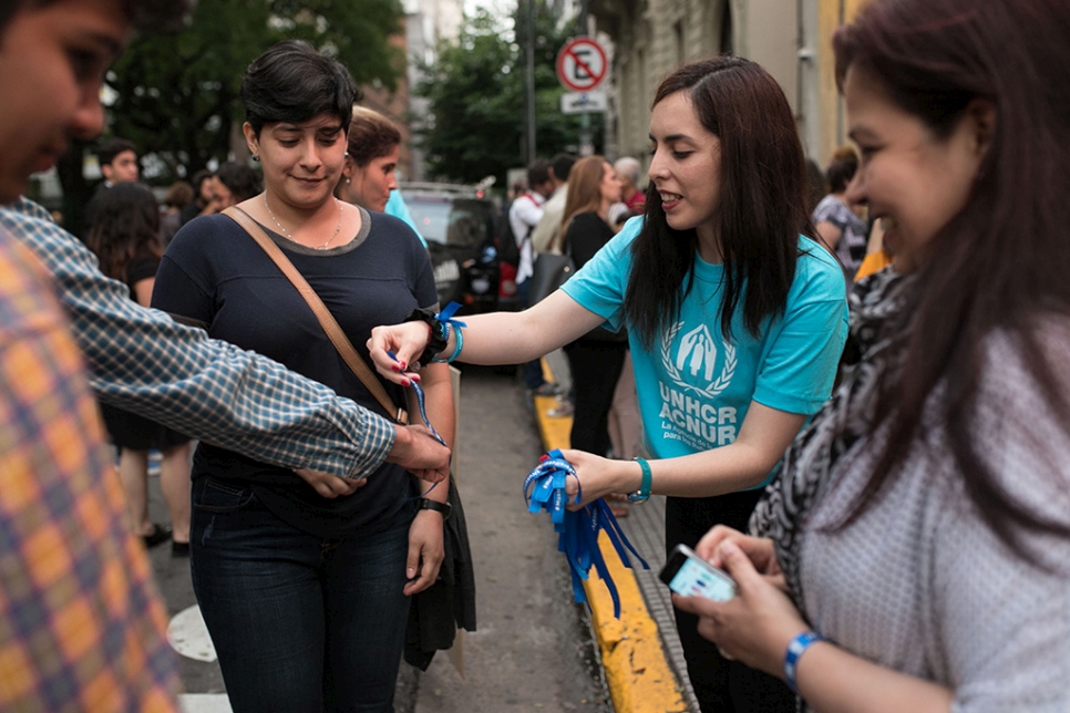 30 voluntarios y voluntarias del ACNUR brindaron información e invitaron a las personas a firmar la campaña #ConLosRefugiados.