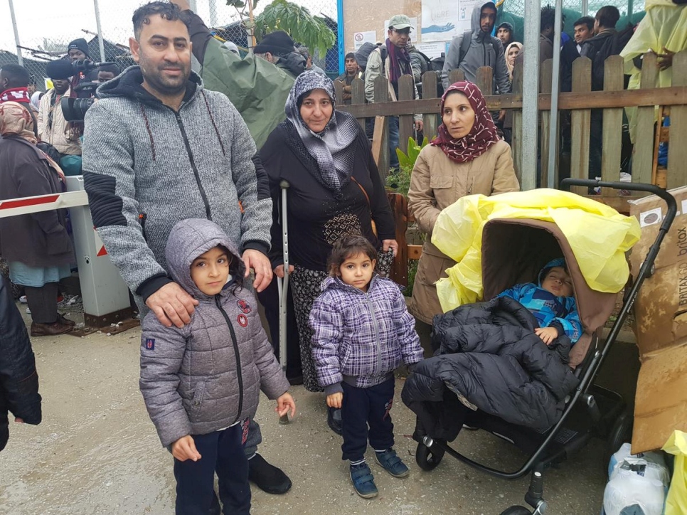 ACNUR ayudó a esta familia siria a trasladarse de la isla de Lesbos a Grecia continental. 
