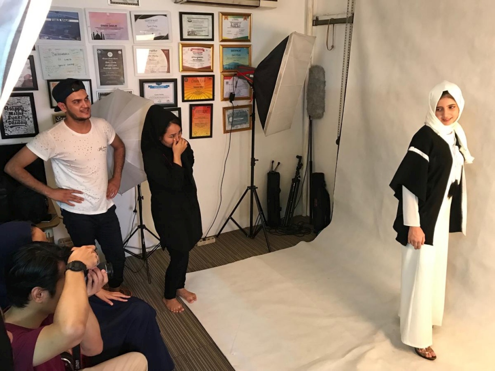 Los aprendices afganos Ahmad (izquierda) y Khatari (centro) observan una sesión de fotos que organizaron en el taller Markamarie de Franka Soeria en el sur de Yakarta. 