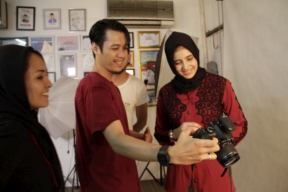 Los aprendices de moda realizan una sesión de fotos en el taller Markamarie de Franka Soeria en el sur de Yakarta. 