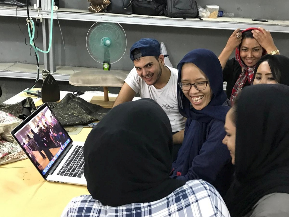 Franka Soeria (con pañuelo azul marino) enseña a algunos de los seis refugiados que ha contratado en su taller de Markamarie en el sur de Yakarta. 