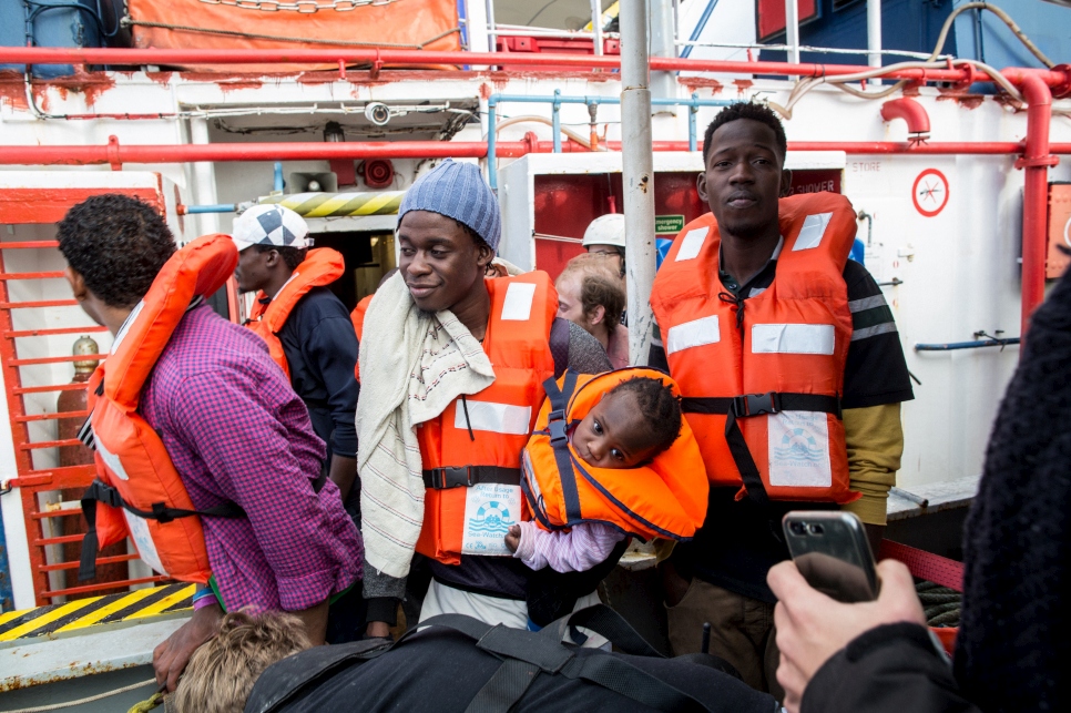 Un hombre desembarca en Malta con un niño de apenas un año del barco de rescate de bandera holandesa Sea Watch.