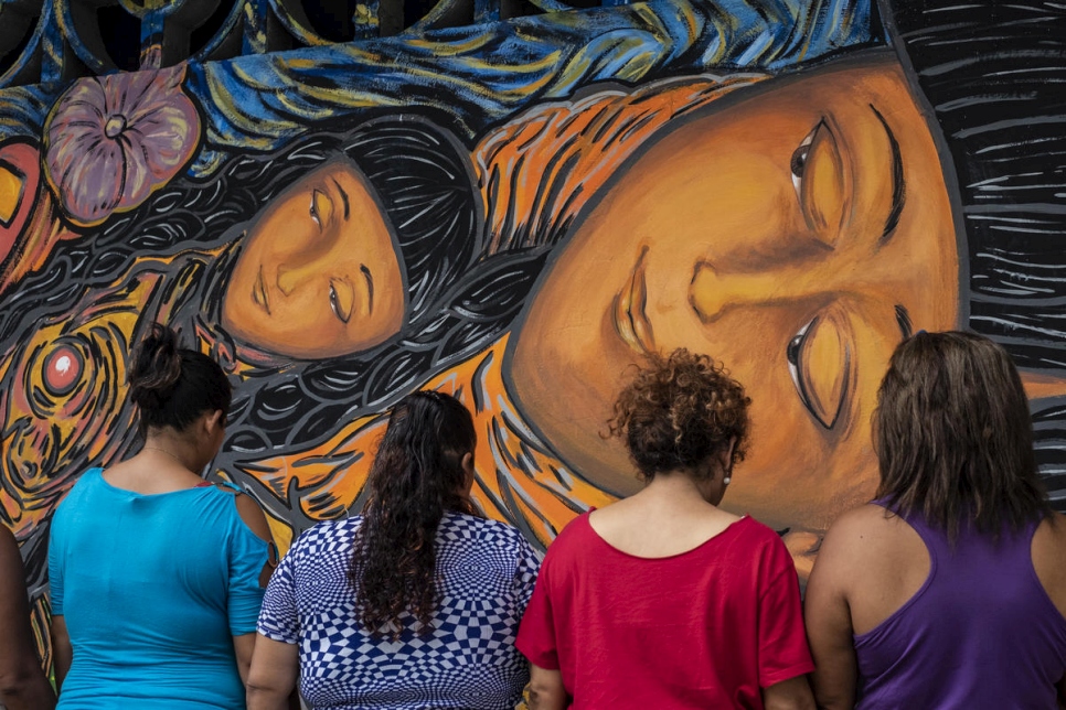 Dos docenas de mujeres solicitantes de asilo del Norte de Centroamérica pintaron un mural en Tapachula, México, para conmemorar los 16 Días de Activismo contra la Violencia de Género.