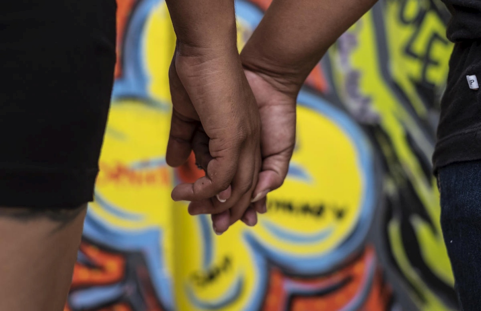 Dos docenas de mujeres solicitantes de asilo del Norte de Centroamérica pintaron un mural en Tapachula, México, para conmemorar los 16 Días de Activismo contra la Violencia de Género. 
