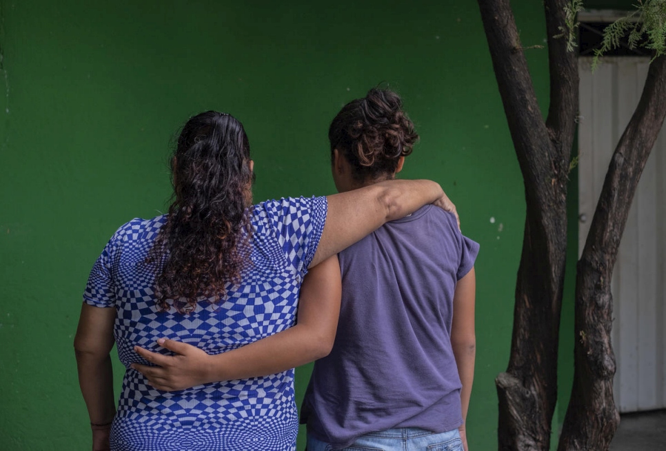 Janeth, de 45 años, y Alma, de 13, huyeron de El Salvador luego de que su hijo de 17 años fuera asesinado por una pandilla criminal en El Salvador, y que el grupo amenazara con matar a su hija Alma.