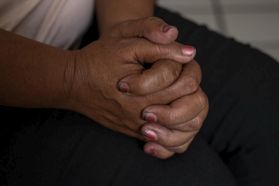 Luisa presiona sus manos una contra la otra mientras explica la experiencia traumática de abuso sexual que sufrió en Honduras. 