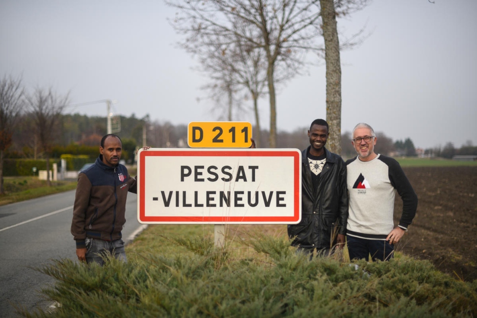 Gerard Dubois (derecha), el alcalde de la ciudad francesa de Pessat-Villeneuve, posa con los refugiados reasentados Ibrahim y Alfatih. 