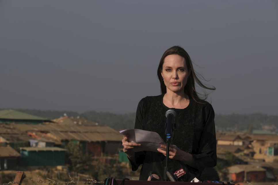 La Enviada Especial del ACNUR, Angelina Jolie, habla en una conferencia de prensa en el campamento de refugiados de Kutupalong en Bangladesh. 