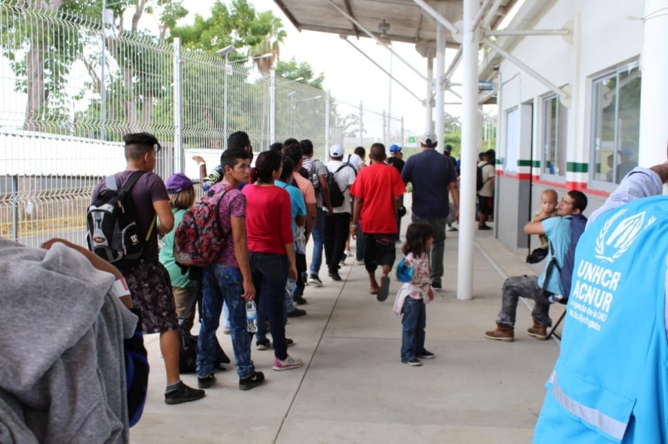 ACNUR tiene presencia en el Puente Internacional entre Guatemala y México en Ciudad Hidalgo, brindando información sobre el acceso al sistema de asilo a las personas recién llegadas al país.