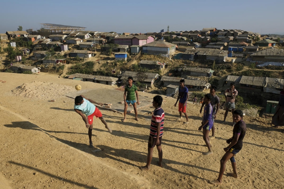 Los jóvenes rohingya juegan un partido de fútbol en un claro en el campamento de refugiados de Chakmarkul en Cox's Bazar, Bangladesh. 