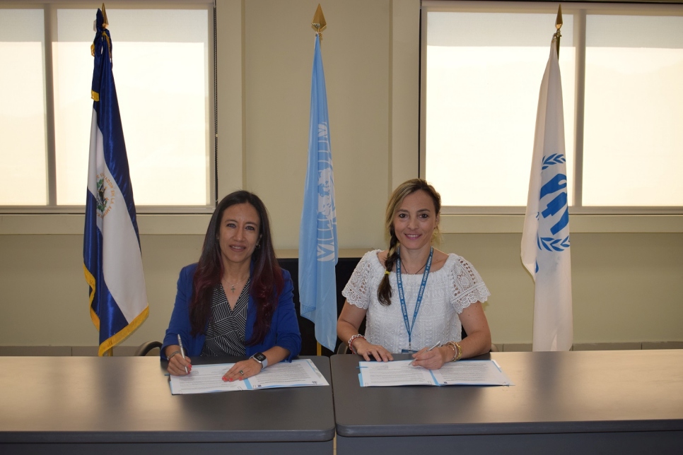 Representante en funciones del Programa de las Naciones Unidas para el Desarrollo (PNUD) en El Salvador, Mónica Merino (izquierda) y representante de la Oficina del Alto Comisionado de Naciones Unidas para los Refugiados (ACNUR), Elisa Carlaccini.