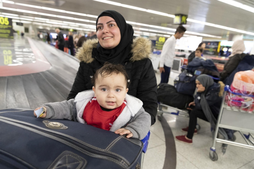 Una familia de refugiados sirios llega al aeropuerto de Lisboa tras haber sido aceptado su reasentamiento en Portugal.  