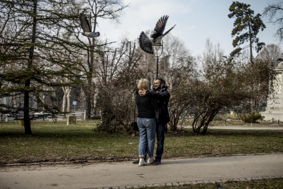 Mawaheb e Ida se abrazan en un parque en Belgrado. Después de huir de Siria, encontró seguridad en Serbia, donde además encontró el amor y un trabajo como desarrollador de software.