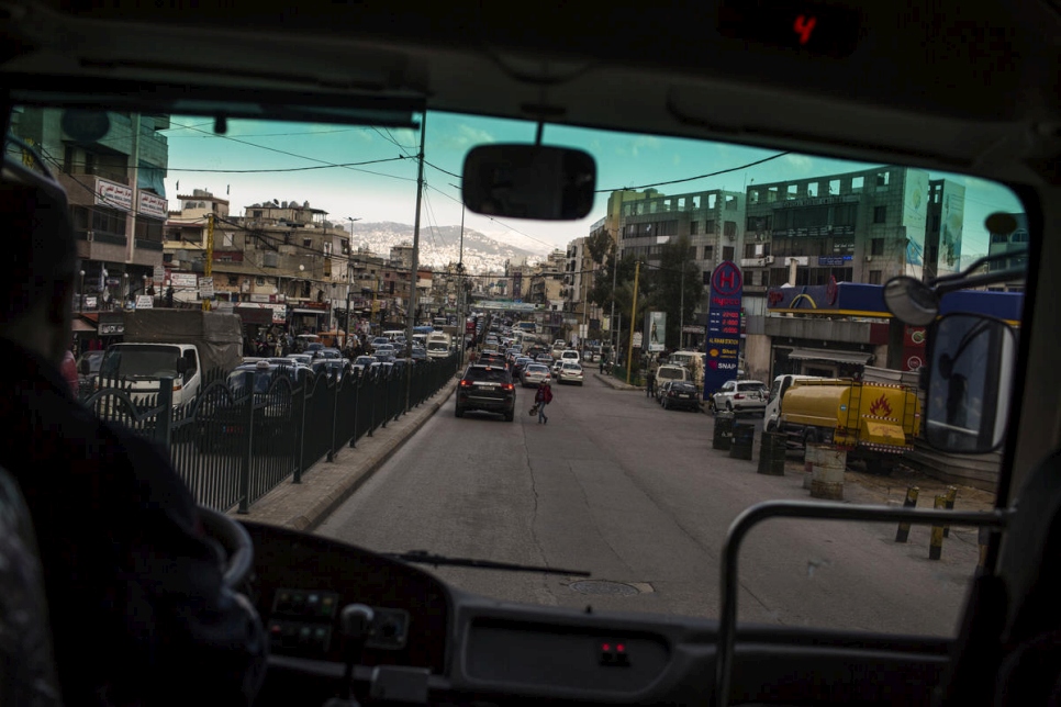 Las calles del barrio Dahieh de Beirut a través del parabrisas del "Fun Bus". 
